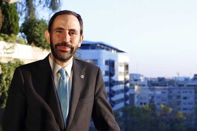 Es doctor en ingeniería en telecomunicaciones y especializado en internet