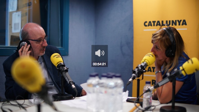 Antoni Bassas revisa las noticias de los medios; cómo crear programas de televisión y tener éxito en la publicidad